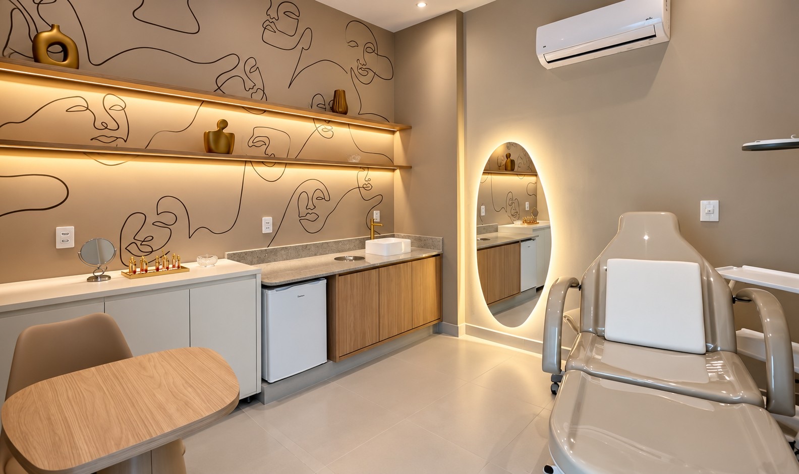 Sala de atendimento do consultório da Dra. Patrícia Nascimento, com espelho iluminado e cadeira de procedimento
